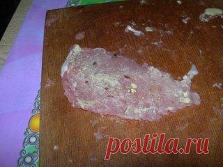 Мясо - вкусно и просто
Ингредиенты:
- мясо (свинина)
- майонез
- соль 
- перец
- специи
- горчица
Проще готовить не по порциям, а сразу огромную сковороду, поэтому, количество мяса зависит от Ваших аппетитов. Берем мясо и режем достаточно тонкими кусками.
Отбиваем каждый кусок.
Горчица — очень важный момент в приготовлении блюда!
Важность момента заключается в том, что если намазать горчицей кусок мяса — весь сок останется внутри и куски будут ооочень пропитанными, свежими и аппетитными, вс