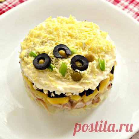 Слоёный салат с курицей и черносливом Заранее отвариваем в подсоленной воде куриную грудку и яйца. Отправляем чернослив в кипяток на 8-10 минут. Нарезаем репчатый лук и выкладываем первым слоем. Сверху выкладываем курицу, ананасы и измельчённый чернослив. Посыпаем тёртым сыром.