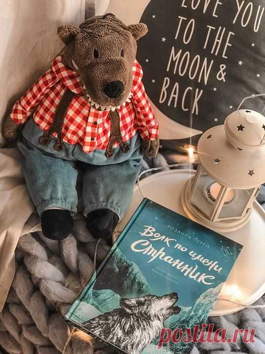 «Волк по имени странник» — история о жизни, благородстве, чувствах, одиночестве и силе духа В основе — история из дикой природы. Молодой волк живет в горах со своей стаей, но однажды на них нападают чужаки. После гибели всей семьи он должен принять решение: остаться и жить впроголодь на захваченной врагом земле или искать новый дом. Но тогда волку придется пройти долгий опасный путь. Хватит ли ему сил и храбрости, чтобы выжить в одиночку? Художественное слово переселяет нас в загадочный мир…