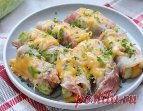 Кабачки с беконом и сыром в духовке за (40) Минут Кабачки с беконом и сыром в духовке - отличная закуска. Готовится блюдо очень просто и быстро.