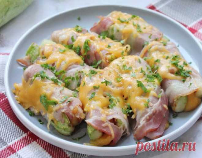 Кабачки с беконом и сыром в духовке за (40) Минут Кабачки с беконом и сыром в духовке - отличная закуска. Готовится блюдо очень просто и быстро.