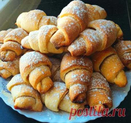 Рогалики на кефире

Нежные мягкие вкус простo потрясающий.

Ингредиенты для теста:
- 600 г муки
- 60 г сахара
- 0,5 чайной ложки соли
- 25 г дрожжей
- 200 г кефира
- 50 г молока
- 75 г сливочного масла
- 2 яйца

Для обмазывания:
- 2 желтка
- 2 столовые ложки молока
- кунжут
- мак

Перемешиваем все продукты. Масло топим, молоко нагреваем.
Ставим тесто, чтоб подошло.
Когда подойдет, раскатывает тесто, но не очень тонко. Режем треугольники. Закручиваем рогалики.
Ставим на про...