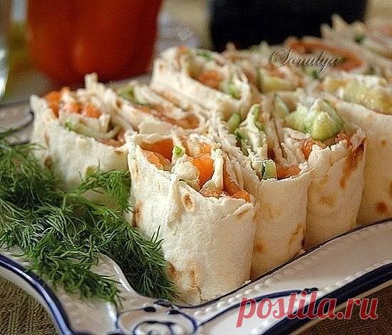 Закуски из лаваша. 13 вариантов

Развернуть лаваш (тонкий), положить на него начинку и свернуть рулетиками или конвертиками. Дать пропитаться 30 минут.
Выложить на тарелку и украсить зеленью. Можно нарезать ломтиками.
Начинки для лаваша:

1. 1 упаковку крабовых палочек измельчить. Добавить зелень петрушки и укропа, чеснок и майонез по вкусу. Начинка не должна быть жидкой.
Добавить 100 г тертого сыра и перемешать.

2. 200 г творога смешать с чесноком, зеленью укропа. Добави...