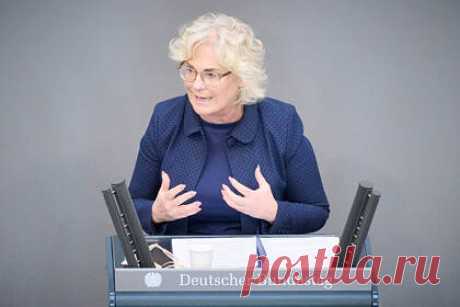 Германия заявила о «последовательных и постоянных» поставках оружия на Украину. Министр обороны Германии Кристина Ламбрехт заявила о «последовательных и постоянных» поставках оружия на Украину и отметила, что Берлин намерен поддерживать страну и дальше. По ее словам, Украина просит не разглашать подробности поставок, чтобы эти транспортировки не стали мишенью.