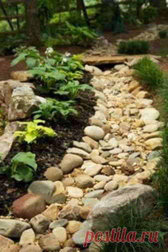 Изображение: 50 Super Easy Dry Creek Landscaping Ideas You Can Make! Найдено в Google. Источник: backyardboss.net.