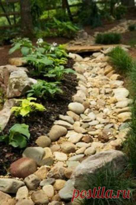 Изображение: 50 Super Easy Dry Creek Landscaping Ideas You Can Make! Найдено в Google. Источник: backyardboss.net.