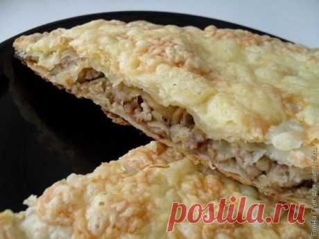 Слоеный пирог с грибами и фаршем 






1. Слоеное бездрожжевое тесто – 400 г2. Грибы шампиньоны – 250 г3. Свиной фарш – 150 – 200 г4. Репчатый лук – 1 шт.5. Сыр мягкого сорта – 50 г6. Растительное масло – 3 ст. ложки7. Черный молоты…