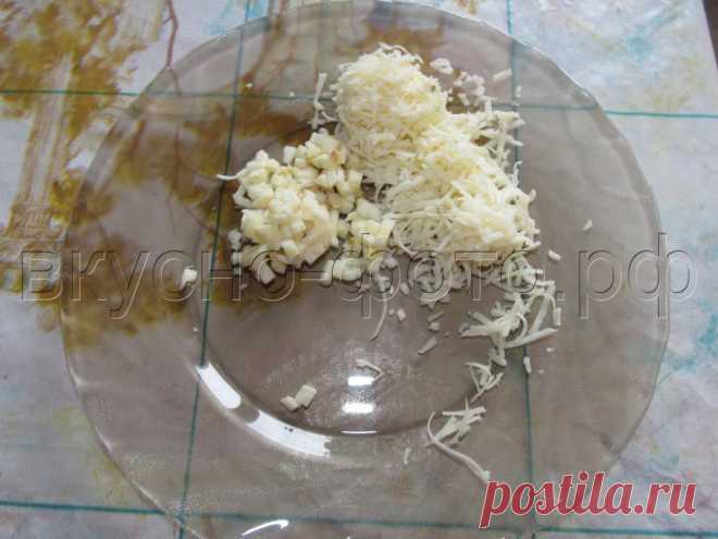 Хлеб с колбасой и сыром в хлебопечке -260 мл. воды;
1,6 ст.л. растительного масла;
1,6 ч.л. соли;
1,6 ст.л. сахара;
1 ст.л. сухого молока;
2 ст.л. натертого на крупной терке твердого сыра;
1 ст.л. мелко нарезанного чеснока;
2 ст.л. мелко нарезанной сырокопченой колбасы;
1,5 мерные чашки смеси пшеничной муки с цельнозерновой;
1,5 мерные чашки пшеничной муки;
1 ч.л. дрожжей