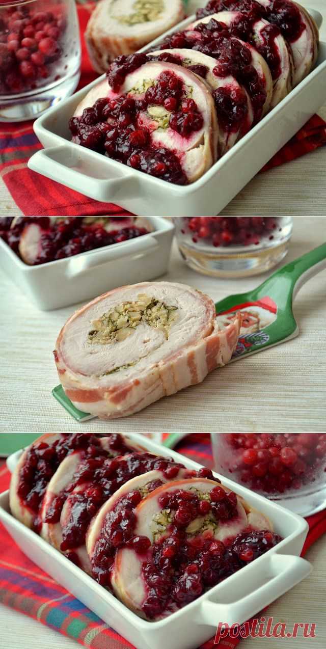 Бесподнобный рулет из индейки с брусничным соусом