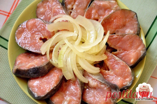 Соленая горбуша в масле 🍴 Соленая горбуша в масле 🍴

Это просто потрясающий способ посола рыбы! Этим рецептом со мной поделилась моя соседка, которая много лет прожила на Дальнем Востоке. А уж там-то знают толк в таких вещах. Так можно солить любую рыбу, но именно горбуша получается восхитительной! Рыба просаливается очень быстро, за несколько часов (рассол очень соленый, важно не передержать). Я уж не помню,сколько раз я солила так горбушу.. Всегда получается очень вкус...