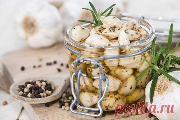 Как хранить чеснок в банке: заготовка на зиму в виде целых головок и очищенных зубчиков