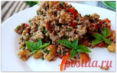 ГРЕЧНЕВЫЙ САЛАТ С КРУТОНАМИ И СВИНИНОЙ