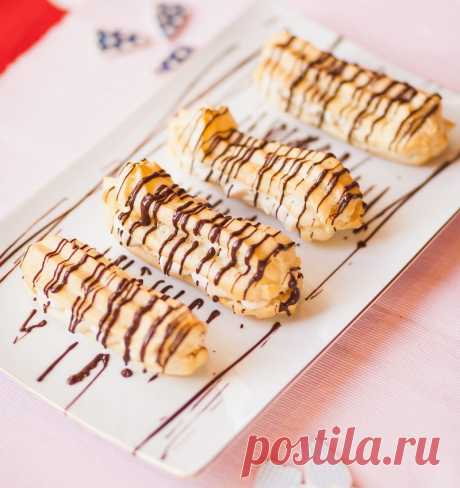 Эклеры со взбитыми сливками
Классический рецепт вкуснейшего десерта: эклеры с кремом из взбитых сливок с добавлением сахара и растворимого кофе.
