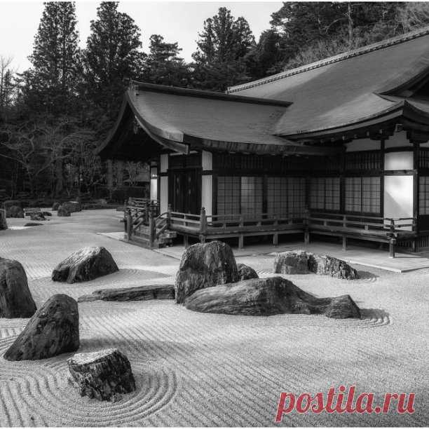 Загадочная Япония — страна восходящего солнца

На что обычно делают акцент путешествующие по Японии, что советуют путеводители:
увидеть цветущую сакуру,
посетить храмы,
попробовать традиционную японскую кухню,
увидеть современный Токио с быстрыми поездами и беспилотными автобусами на улицах,
посетить дворец Императора,
подняться на гору Фудзияма,
посетить представление театра Кабуки-дза,
поискать настоящую гейшу...

Что еще может заинтересовать, удивить и оставить неизглад...