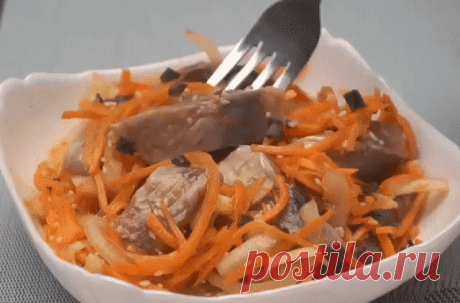 Удивительно вкусная селедка по корейски. 
Очень долго искала этот рецепт, но дело того стоило))) Попробуйте, не пожалеете.
Ингредиенты:
сельдь - 2шт. (замороженные или свежие) 
лук - 4шт. 
перец черный молотый - пол чайной ложки
перец красный молотый - пол чайной ложки 
соль - 1ст.ложка 
соус томатный - 1ст.ложка
уксус - 50-60мл. 
масло растительное - 125мл (рафинированное) 
Приготовление:
Разделить селедки на филе, вытянув кости (шкуру не снимать). 
Полученное филе порезать кусочками и слож