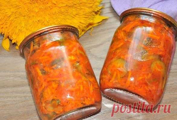 Салат «Пикантный» с огурцами, морковкой и томатной пастой.

В этом консервированном салате огурчики вместе с морковкой и луком, тушеные в томатном маринаде, не развариваются, а, наоборот, получаются хрустящими и слегка маринованными.

Ингредиенты: Огурцы – 1 кг. Морковь – 350 г. Лук – 350 г. 9% уксус – 0,5 ст. Лавровый лист – 1-2 шт. Томатная паста – 100 г. Сахар – 0,5 ст. Растительное масло – 125 мл. Соль – 1 ст. л. Перец горошком душистый – 10 шт.

Как приготовить:
1. Мо...