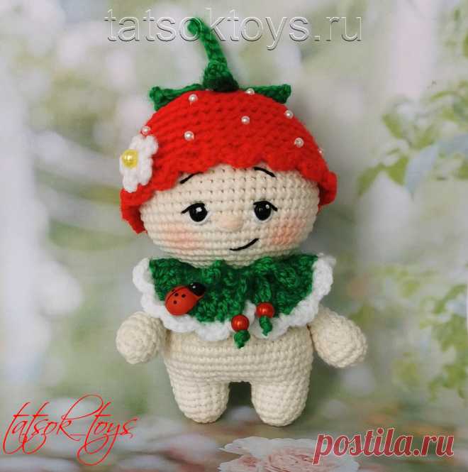 PDF Малышка Клубничка крючком. FREE crochet pattern; Аmigurumi doll patterns. Амигуруми схемы и описания на русском. Вязаные игрушки и поделки своими руками #amimore - маленькая кукла в наряде клубнички, пупс в костюме клубники, куколка, пупсик, мальчик.