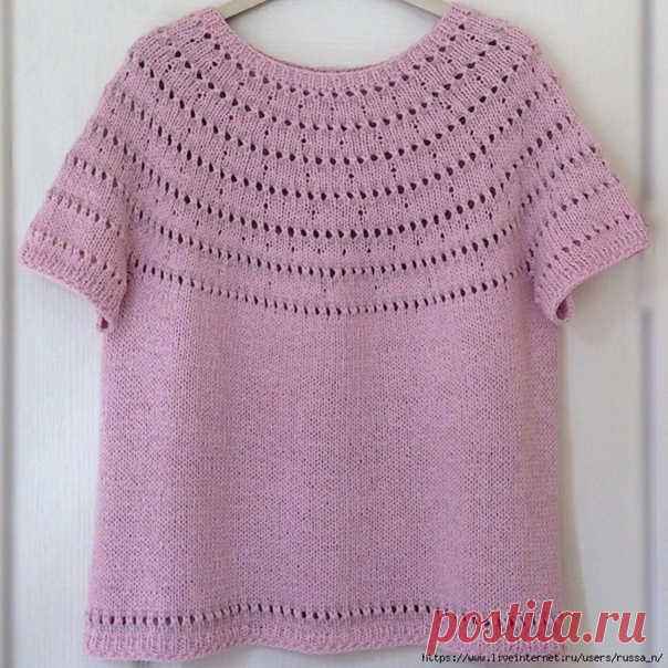 Автор @zhanna_knitting1

Описание шёлкового джемпера с короткими рукавами на размер 50-52

Необходимые материалы и инструменты:
7 моточков пряжи IL PURO от Lana Grossa (100% шёлк),
круговые спицы NN4,5 и 5.

На спицы N4,5 набрать 113 петель (1 петля для замыкания в круг). Провязать 4 ряда резинкой 1х1. Перейти на спицы N5 и провязать один ряд лицевыми петлями.

Кокетка.
Вяжем раппорт:
1 ряд (ажурная полоска): *2 петли вместе лиц., накид* повторять от * * до конца ряда
...