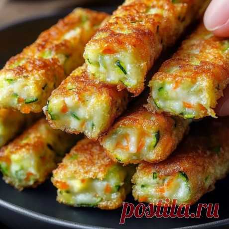 Палочки из цукини, моркови и сыра
Ингредиенты:

* 1 средний цукини
* 1 средняя морковь
* 100 г тёртого твёрдого сыра (например, гауда)
* 1 яйцо
* 3-4 столовые ложки пшеничной муки
* Соль и перец по вкусу
* ½ чайной ложки гранулированного чеснока (по желанию)
* Растительное масло для жарки


Инструкция:

1. Натрите цукини и морковь на крупной тёрке.
2. Слегка посолите натёртый цукини, оставьте на 10 минут, затем отожмите лишнюю жидкость.
3. В миске смешайте цукини, морковь,...