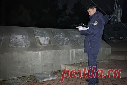 Россиянин повредил мемориальные доски и попал под статью. В Ростовской области следователи возбудили уголовное дело в отношении 37-летнего местного жителя, который при помощи кувалды повредил мемориальные доски на памятнике «Воинам-освободителям Великой Отечественной войны». Мужчина проходит обвиняемым по статье 243.4 УК РФ. Решается вопрос об избрании меры пресечения.
