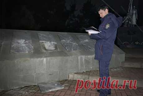 Россиянин повредил мемориальные доски и попал под статью. В Ростовской области следователи возбудили уголовное дело в отношении 37-летнего местного жителя, который при помощи кувалды повредил мемориальные доски на памятнике «Воинам-освободителям Великой Отечественной войны». Мужчина проходит обвиняемым по статье 243.4 УК РФ. Решается вопрос об избрании меры пресечения.