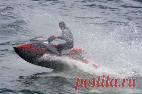 В Нижнем Новгороде гидроцикл протаранил участников заплыва через Волгу. Правоохранители устанавливают личности нарушителей.