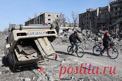 В ДНР сообщили о начале разминирования Авдеевки. В Авдеевке началось разминирование территории. Об этом сообщил глава Донецкой народной республики (ДНР) Денис Пушилин. «К разминированию уже приступили сейчас, первые шаги для этого делаются», — сказал он. Пушилин добавил, что затем начнется разбор завалов, а также подключение и заведение в Авдеевку электроэнергии.