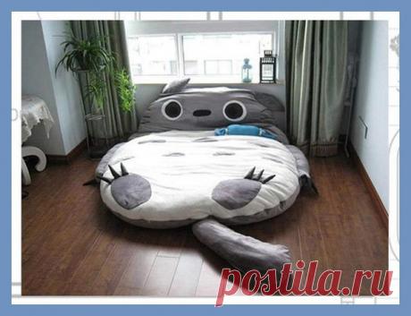 Все о дизайне интерьера Ваш ребенок так и мечтает спать на полу? Тогда купите для него плюшевую кровать. Этот гаджет сочетает в себе спальный мешок и матрас. Ваш малыш с удовольствием будет спать в этой кровати. Благодаря ей он почувствует себя частью сказочного мира, малыш сможет засыпать в объятиях сказочного персонажа, созданного Хаяо Миядзаки.