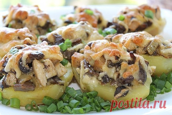 Картошка с курицей и грибами

1. Картошку отварить в кожуре, затем остудить, очистить и разрезать на половинки. Уложить в смазанную форму.
2. Грибы обжарить с курицей и репчатым луком+немного сливок и специи.
3. Выложить грибы на картошку, посыпать тёртым сыром и поставить в разогретую духовку на 15 минут.
Приятного аппетита!