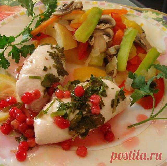 Куриные рулетики с овощами и грибами под клюквенным соусом