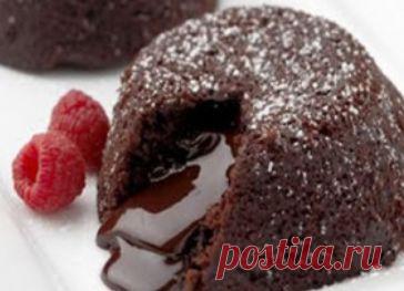 Кексы с жидким шоколадом.ЗДЕСЬ:и напитки--- http://allchoco.com/recipe-choco/keks-s-shokoladom-vnutri.html