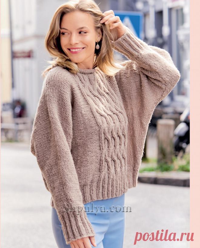 Удобный пуловер с цельновязаными рукавами «летучая мышь»выполнен из мягкой шерстяной пряжи и декорирован по переду и спинке узором из «кос».