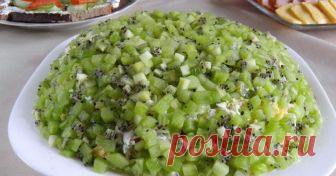Салат Изумрудная россыпь с киви и курицей Вкусный и красивый слоёный салат, подходящий к любому празднику.