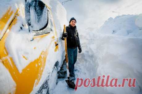 «Утренняя зарядка». Расчистка автомобиля после пурги, Петропавловск-Камчатский. Автор фото – Михаил Копычко: nat-geo.ru/photo/user/298331/