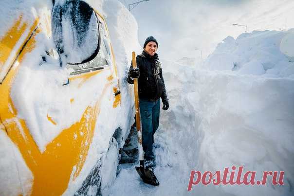 «Утренняя зарядка». Расчистка автомобиля после пурги, Петропавловск-Камчатский. Автор фото – Михаил Копычко: nat-geo.ru/photo/user/298331/