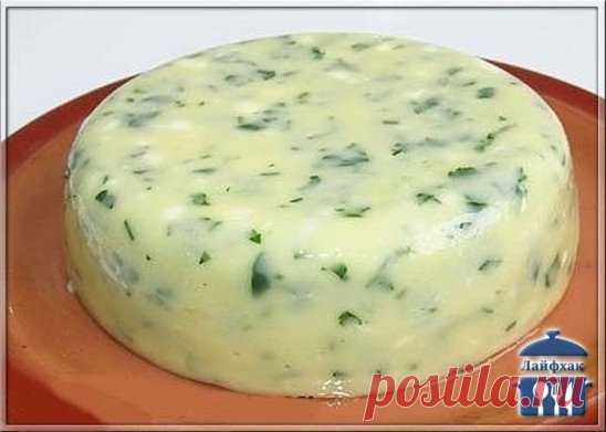 Домашний сыр за 3 часа.
Невероятно вкусный сыр, который содержит только натуральные продукты и ничего лишнего.
Ингредиенты 
-1 литр молока 
-1 ст.л.соли 
-200-300 г. сметаны 
-3 яйца 
Приготовление 
Молоко ставим кипятить, посолив его. 
В это время взбиваем сметану с яйцами. 
Как молоко закипит, добавляете сметанную смесь и помешивая кипятите около 5 
мин. 
Как только масса отделиться от с