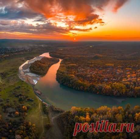 Осенний закат на живописной реке Терек – природной границе между Чеченской республикой (слева) и Ставропольским краем (справа). Фотограф – Фёдор Лашков: nat-geo.ru/community/user/27502