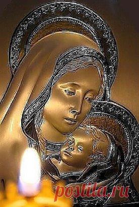 Сердце каждой мамы – сеточка из шрамов…
Каждый плач ребенка – крошечный рубец…
Сбитые коленки, кровь из пальца-венки….
Без таких отметок нет у мам сердец…
Кашель и ангина, жар у дочки, сына…
Точечки ветрянки, ночи, что без сна…
Кабинет зубного, страх и слезки снова…
Держит мама в сердце… Помнит все сполна…
Первые обиды - маленькие с виду…
Только сердце мамы чувствует их боль…
С каждым новым шрамом жарче сердце мамы…
- «Ты не бойся, крошка, я всегда с тобой.»
Солнышки взрослеют, ссорятся, болеют…