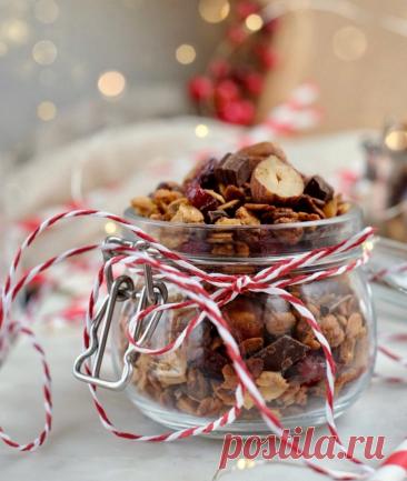 Зимняя гранола - Christmas edition • Dolce Vita Blog Ароматная гранола на праздничный завтрак: с имбирными цукатами, пряностями, орешками, шоколадом и медом. Простой рецепт с пошаговыми фото