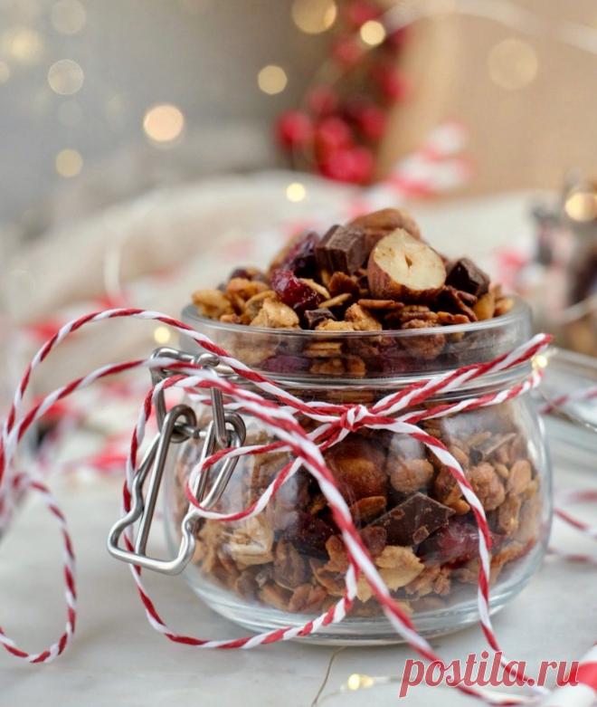 Зимняя гранола - Christmas edition • Dolce Vita Blog Ароматная гранола на праздничный завтрак: с имбирными цукатами, пряностями, орешками, шоколадом и медом. Простой рецепт с пошаговыми фото