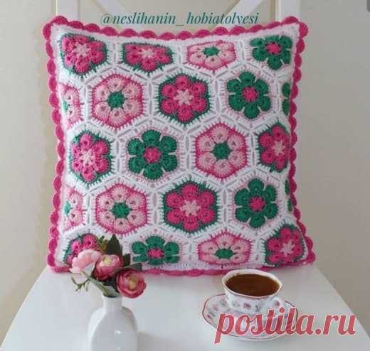Подушка из мотивов полосатый джемпер