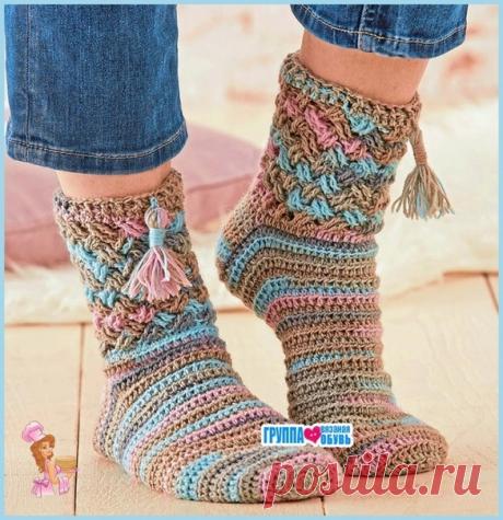 НОСКИ "ПЛЕТЕНКА"

Красивые носки дополнительно украшены забавной кисточкой – небольшой штрих, который делает модель намного интереснее.

РАЗМЕРЫ 38/39 (40/41) 42/43

ВАМ ПОТРЕБУЕТСЯ
100 г пряжи секционного крашения в пастельных тонах (80% шерсти, 20% полиамида; 420 м/100 г); крючок № 2,5. 

УЗОРЫ И СХЕМЫ

ОСНОВНОЙ УЗОР
Вязать полустолбиками круговыми рядами, при этом каждый круговой ряд начать с 1 дополнительной воздушной петли и закончить 1 соединительным столбиком в 1-й ...
