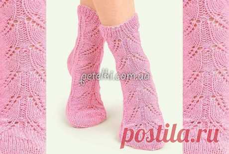 КАК СВЯЗАТЬ СПИЦАМИ

Носки Карамелька. Вязание спицами
Потрясающе красивые нежные носочки со вкусным названием - Карамелька. Предлагается схема с подробным мастерклассом.

Порядок работы 

1. Наберите 52 петли (количество петель должно быть кратно 26). Распределите их на 4-х спицах — по 13 петель.

2. Вяжите 3 см в высоту резинкой 1x1.

3. Далее вяжите 14 см узором по схеме.

4. На петлях 1-й и 2-й спиц выполните пятку, переведя их на одну спицу. Вяжите чулочной вязкой 5 с...