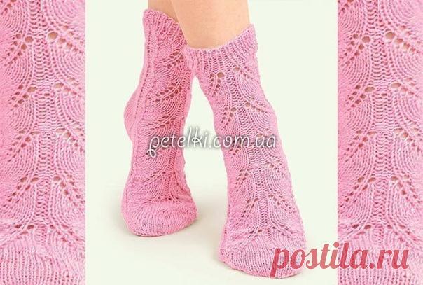 КАК СВЯЗАТЬ СПИЦАМИ

Носки Карамелька. Вязание спицами
Потрясающе красивые нежные носочки со вкусным названием - Карамелька. Предлагается схема с подробным мастерклассом.

Порядок работы 

1. Наберите 52 петли (количество петель должно быть кратно 26). Распределите их на 4-х спицах — по 13 петель.

2. Вяжите 3 см в высоту резинкой 1x1.

3. Далее вяжите 14 см узором по схеме.

4. На петлях 1-й и 2-й спиц выполните пятку, переведя их на одну спицу. Вяжите чулочной вязкой 5 с...