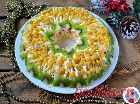 Салат с курицей к Новому году

Ингредиенты:

Куриная грудка — 300 Грамм
Сыр твердый — 150 Грамм
Яйца куриные — 4 Штуки
Морковь — 1 Штука
Киви — 1 Штука
Кукуруза консервированная — 100 Грамм
Майонез — 3 Ст. ложки
Количество порций: 3-4
Как приготовить «Куриный салат на Новый год»
Подготовьте все необходимые ингредиенты. Морковь и куриную грудку отварите до готовности, яйца сварите вкрутую (7-9 минут), это можно сделать заранее.
Твердый сыр и морковь натрите на мелкой терке....