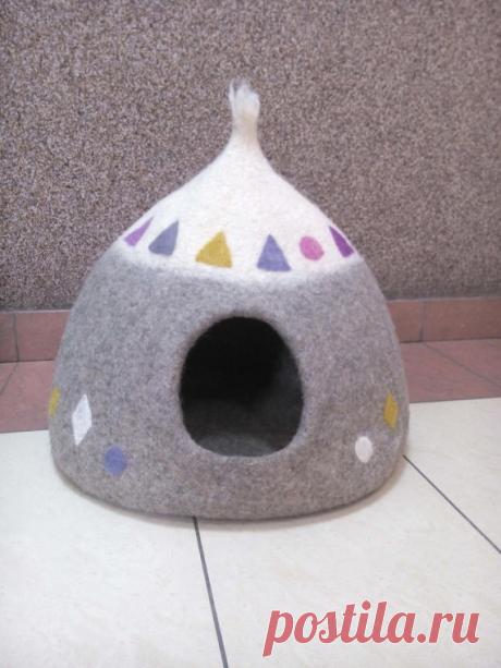 Cat house, Cat cave, Felted Cat house, Felt cat cave, Felt bed, Pet bed, Cat nap cocon, Pet furniture, Wool cat bed, Gift for cat lovers Cat house, Cat cave, Cat bed, Pet bed, Cat nap cocon, Pet furniture, Felted cat house, Felt cat cave, Natural wool. Felt House made of natural wool, is a comfortable and a favorite spot for the animal, at the same time decorate the Interior of your home. Unusual, cheerful, gentle and pleasant, will delight all. Width: 18,9 inch (48 cm) Le...