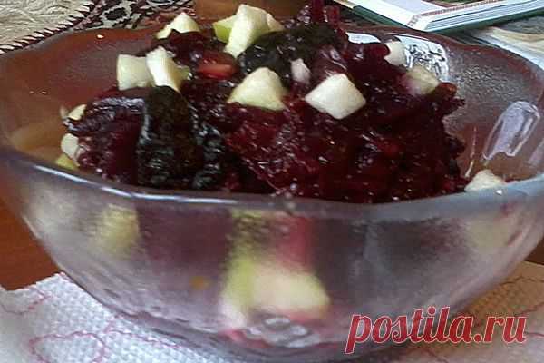 Очень простой, вкусный и полезный салатик! "Салат из свеклы с черносливом" Смотрите рецепт на сайте...