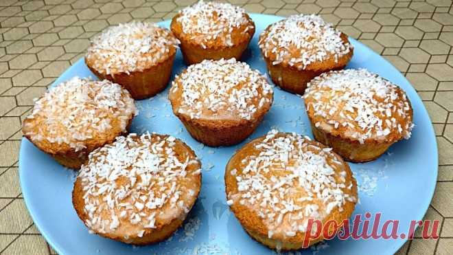 Капкейки с кокосовой глазурью Ингредиенты: 	 4 яичных белка,1 столовая 	ложка лимонного сока,100 гр. сахара,50 гр. муки,4 столовые 	ложки кокосового молока,80 гр. сахарной 	пудры,40 гр кокосовой 	стружки.Охлажденные яичные белки взбить с лимонным соком до мягкой пены. Добавить сахар и взбивать до глянцевого...