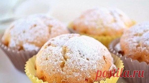 Творожные кексы

Ингредиенты: 
Творог нежирный - 700 г 
Манная крупа - 50 г 
Молоко 1% - 100 мл 
Яйцо - 3 шт 
Разрыхлитель -10 г 
Подсластитель - по вкусу 

Приготовление: 
Манку замочите в молоке на 10 минут. В другой миске взбейте белки до устойчивых пиков, отделив их от желтков. В другой посуде взбейте блендером до единой массы творог с желтками, экстрактом ванили, манкой, подсластитель и разрыхлитель. Разогрейте духовой шкаф до 180 градусов. Смешайте до единой консисте...