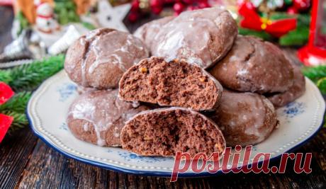 Мега-шоколадные пряники на Рождество Аромат детской сказки

для теста
Мука пшеничная - 500 г
Сметана 20% - 150 г
Яйца куриные - 3 шт.
Мед - 1 ст. л.
Какао-порошок - 3 ст. л.
Масло растительное - 100 мл
Корица молотая - 2 ч.л.
Кардамон молотый - 0.5 ч.л.
Имбирь молотый - 0.5 ч.л.
Цедра апельсина - 1 ч.л.
Разрыхлитель - 10 г
Соль - 1 щепотка
Мускатный орех - 1 щепотка
Сахар - 150 г
для глазури
Сахарная пудра - 100 г
Молоко - 3 ст. л.